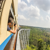 Dagtrein van Hsipaw naar Pyin Oo Lwin over het Gokteik-viaduct